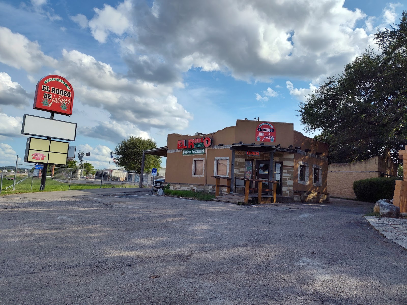 El Rodeo De Jalisco restaurant exterior and roadside sign on US-281